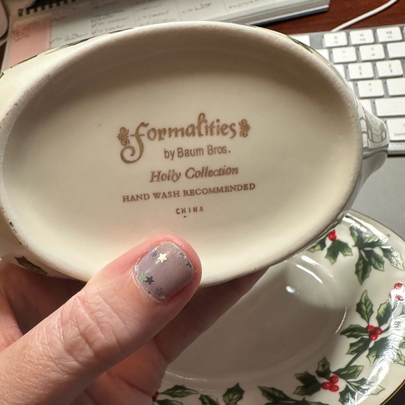 Vintage Porcelain Gravy Boat and Saucer - Picture 2 of 8